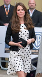 Katte Middleton con vestido de lunares y clutch negro
