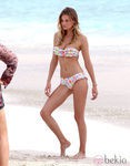 Edita Vilkeviciute con un biquini de volantes de la colección primavera/verano 2013 de Victoria's Secret
