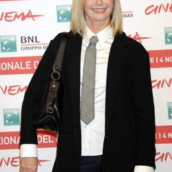 Olivia Newton-John con un traje masculino de chaqueta y corbata