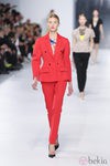 Traje de chaqueta rojo de la colección crucero 2014 de Dior