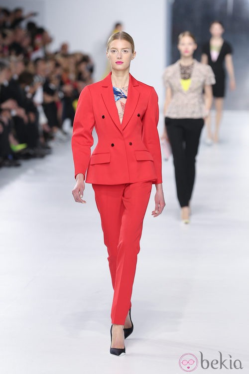 Traje de chaqueta rojo de la colección crucero 2014 de Dior