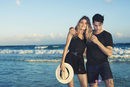 Doutzen Kroes con un vestido negro de la colección primavera/verano 2013 de H&M