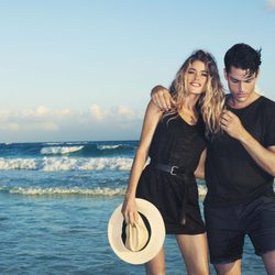 Doutzen Kroes con un vestido negro de la colección primavera/verano 2013 de H&M