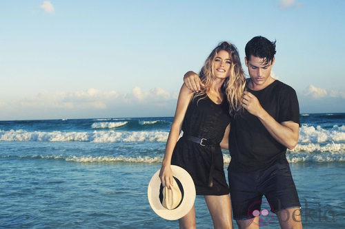 Doutzen Kroes con un vestido negro de la colección primavera/verano 2013 de H&M