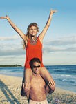 Doutzen Kroes con un vestido naranja de la colección primavera/verano 2013 de H&M