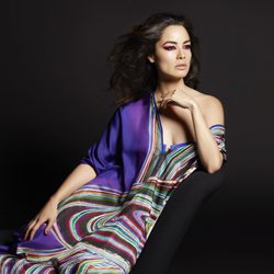 Bérénice Marlohe posando con un vestido de la colección Sunwear 2013 de Eres