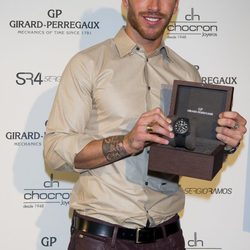 Sergio Ramos posando para Girard Perregaux con un reloj