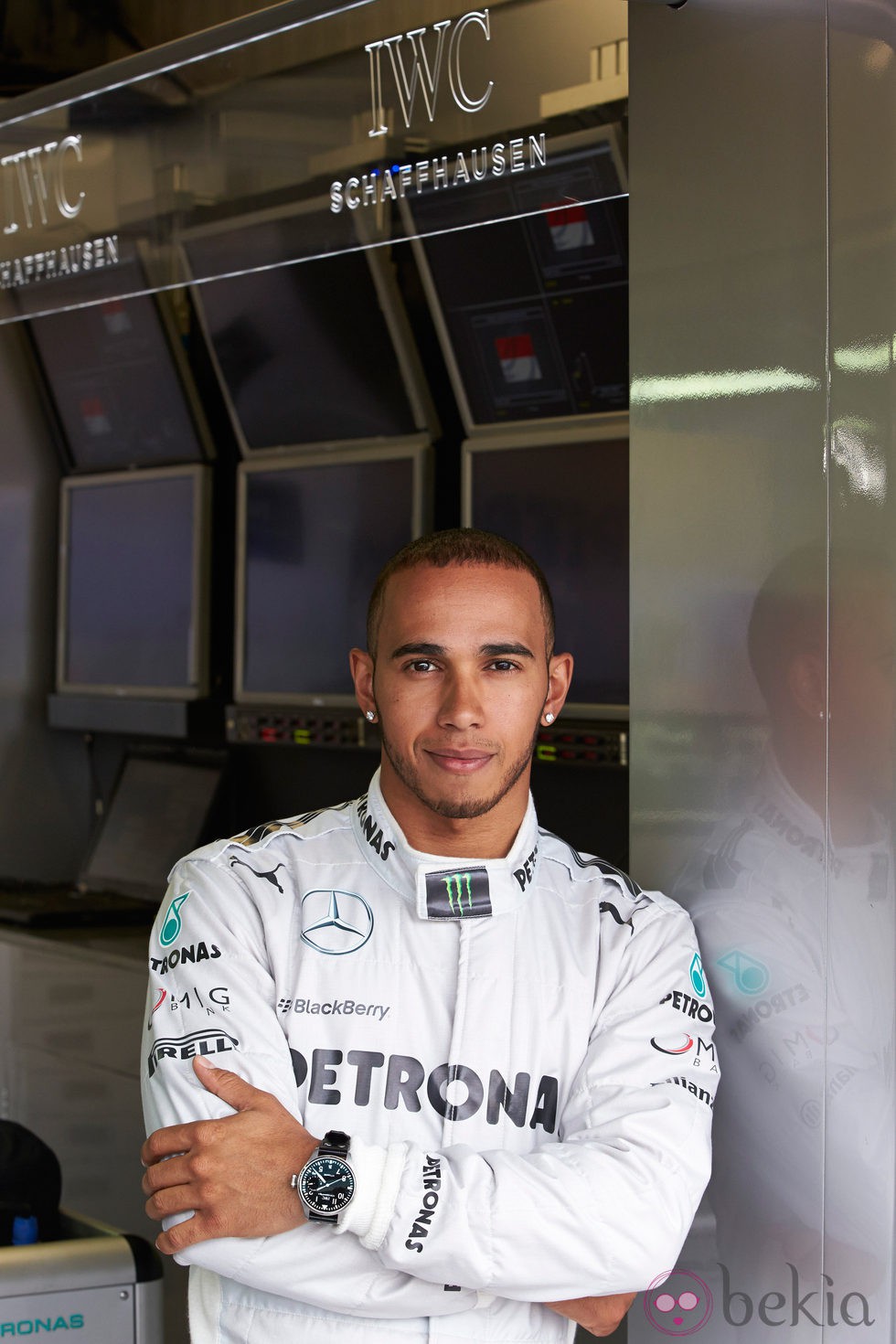 Lewis Hamilton posando con un reloj de IWC Schaffhausen
