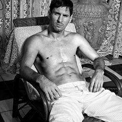 Leo Messi posando con un pantalón blanco para Dolce & Gabbana