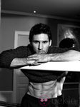 Leo Messi posando con una camiseta negra para Dolce & Gabbana