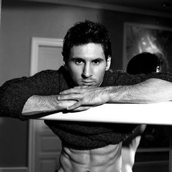Leo Messi posando con una camiseta negra para Dolce & Gabbana