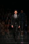 Traje negro con corbata de la colección otoño/invierno 2013/2014 de Hugo Boss