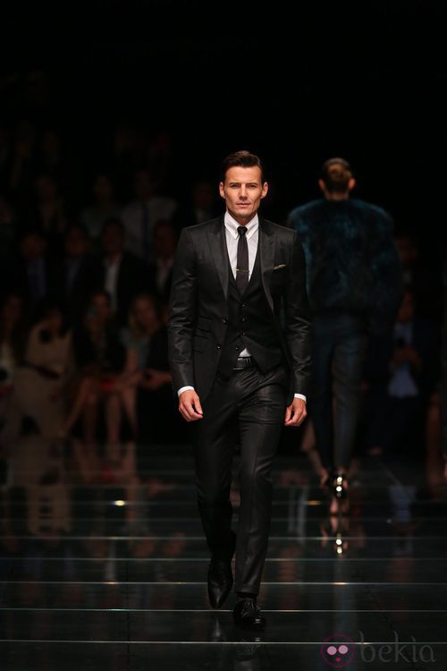Traje negro con corbata de la colección otoño/invierno 2013/2014 de Hugo Boss