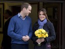 Kate Middleton con un abrigo azul acompañada del Príncipe Guillermo