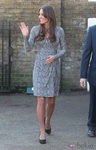 Kate Middleton con un vestido cruzado en tonos grises