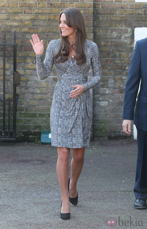 Kate Middleton con un vestido cruzado en tonos grises