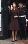Kate Middleton con un abrigo marrón y vestido estampado 