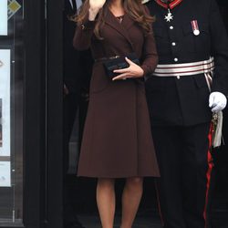 Kate Middleton con un abrigo marrón y vestido estampado 