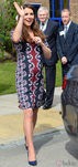 Kate Middleton con un vestido floral estampado y manga tres cuartos