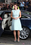 Kate Middleton con un vestido línea A en color azul turquesa