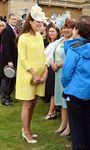 Kate Middleton con un vestido amarillo y pamela 