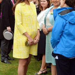 Kate Middleton con un vestido amarillo y pamela 