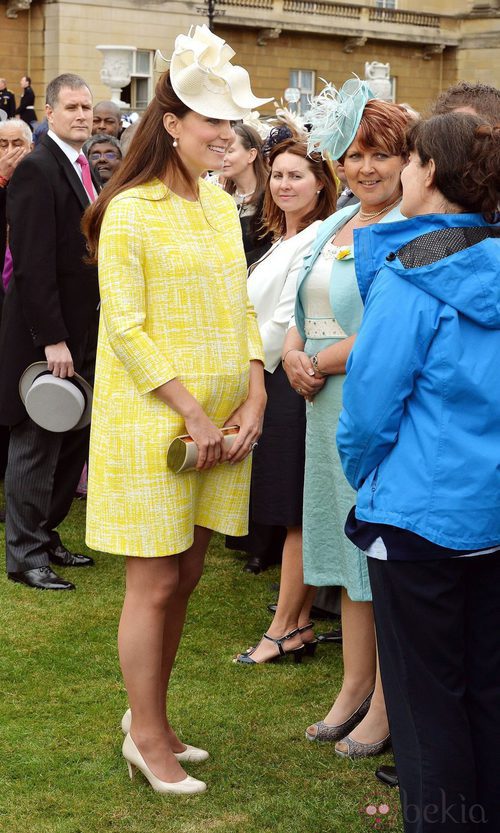 Kate Middleton con un vestido amarillo y pamela 