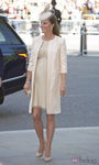 Kate Middleton con un traje de vestido y chaqueta larga en color crudo