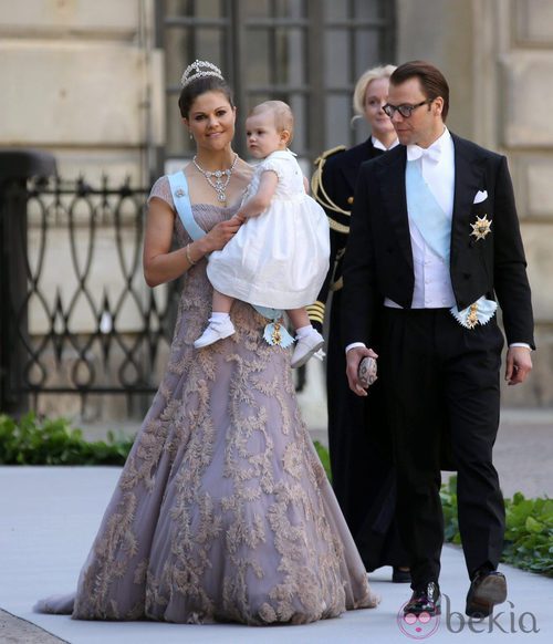 Victoria de Suecia con un vestido malva con bordados en la boda de Magdalena de Suecia y Chris O'Neill