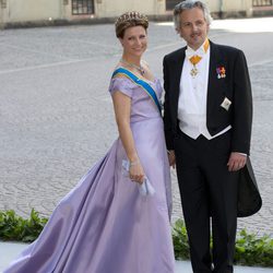 La Princesa Marta Luisa de Noruega con un vestido violeta en la boda de Magdalena de Suecia y Chris O'Neill