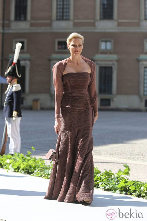 La Princesa Charlene de Mónaco con un vestido marrón peplum en la boda de Magdalena de Suecia y Chris O'Neill