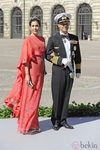 Mary de Dinamarca con un vestido de encaje coral en la boda de Magdalena de Suecia y Chris O'Neill