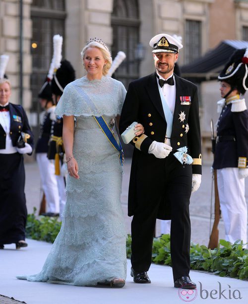 La Princesa Mette-Marit de Noruega con un vestido azul pastel en la boda de Magdalena de Suecia y Chris O'Neill