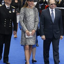 Kate Middleton con un vestido bicolor de estampado print 
