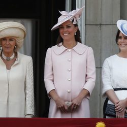 La duquesa de Cambridge con un abrigo y tocado rosa pastel