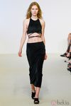 Crop top y falda negros de la colección Resort 2014 de Calvin Klein