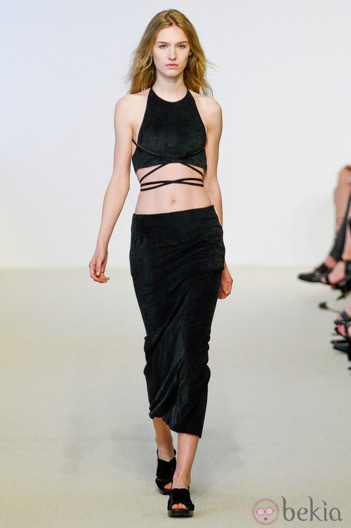 Crop top y falda negros de la colección Resort 2014 de Calvin Klein