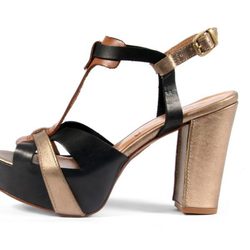 Sandalia Vacheta negra de la colección primavera/verano 2013 de Sixtyseven