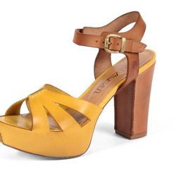 Sandalia Vacheta mostaza de la colección primavera/verano 2013 de Sixtyseven