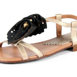 Sandalia con adorno floral de la colección primavera/verano 2013 de Sixtyseven