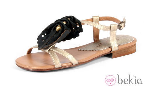 Sandalia con adorno floral de la colección primavera/verano 2013 de Sixtyseven