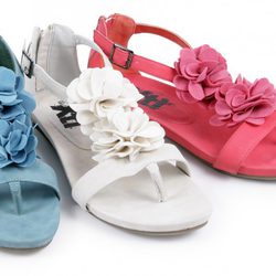 Sandalias con flores de la colección 'Innovación' primavera/verano 2013 de XTI