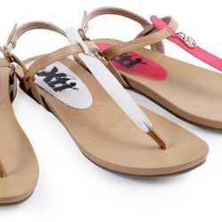 Sandalias azules, blancas y rosas de la colección 'Innovación' primavera/verano 2013 de XTI