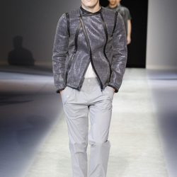 Chaqueta gris de la colección primavera/verano 2014 de Emporio Armani en la Semana de la Moda de Milán
