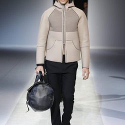 Abrigo de la colección primavera/verano 2014 de Emporio Armani en la Semana de la Moda de Milán