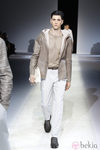 Pantalón blanco de la colección primavera/verano 2014 de Emporio Armani en la Semana de la Moda de Milán