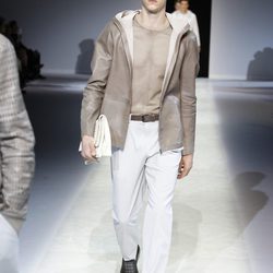 Pantalón blanco de la colección primavera/verano 2014 de Emporio Armani en la Semana de la Moda de Milán