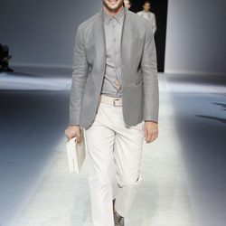 Chaqueta y camisa grises de la colección primavera/verano 2014 de Emporio Armani en la Semana de la Moda de Milán