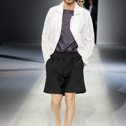 Pantalón corto negro de la colección primavera/verano 2014 de Emporio Armani en la Semana de la Moda de Milán