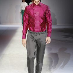 Camisa fucsia de la colección primavera/verano 2014 de Emporio Armani en la Semana de la Moda de Milán
